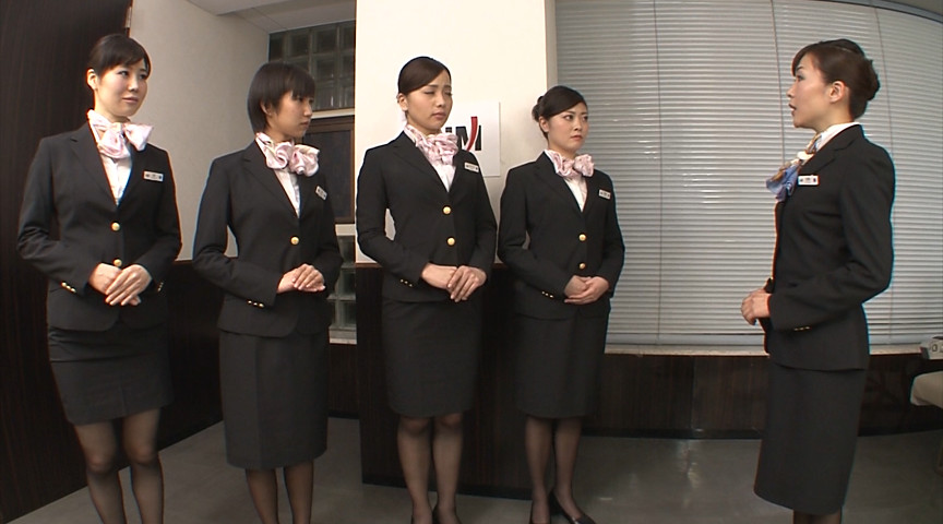品格のあるキャビンアテンダントの美脚ガニ股研修 お客様のためにどんなときでも笑顔でパンスト脚を大胆に開くCAたちの鬼研修に完全密着