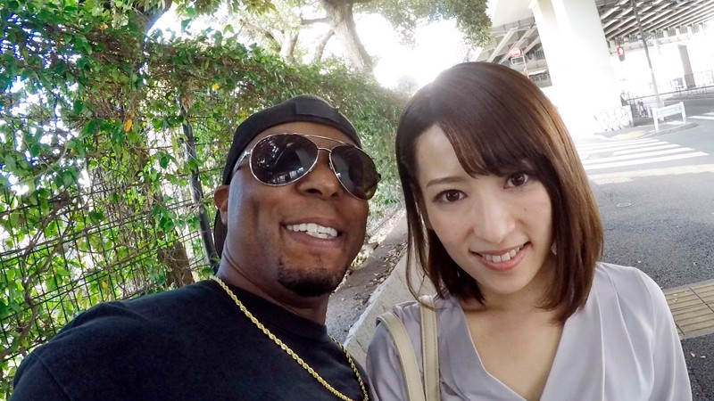 黒人男性による素人妻口説き連れ込みメガち○ぽSEX！ 画像1