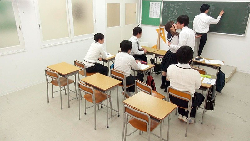 仲良し○校生男女が挑戦！先生にバレずにヌく！