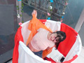 女子大生が青空ビキニ生着替えチャレンジ！2 サンプル画像1