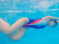 競泳水着の女子大生が固定バイブ平泳ぎに挑戦！ 画像2