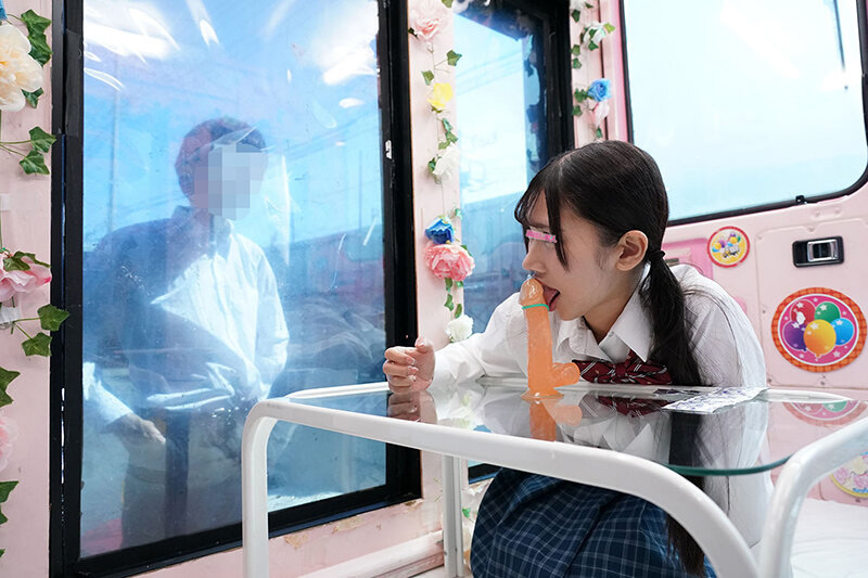 女子○校生が初めてのお口だけでコンドーム装着に挑戦！ 画像1