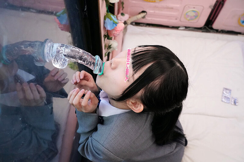 女子○校生が初めてのお口だけでコンドーム装着に挑戦！ 画像2