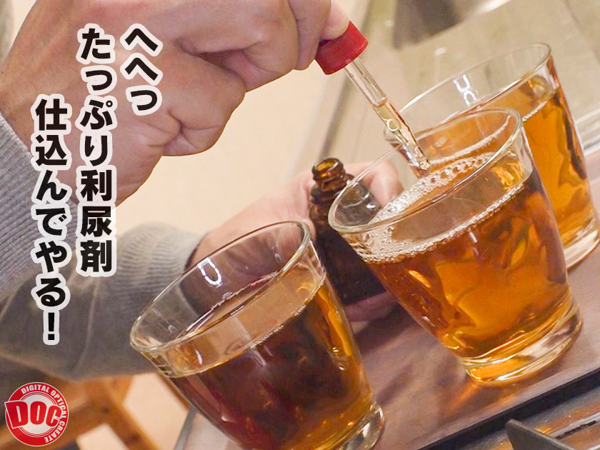 近所の人妻に利尿剤入りの飲み物を飲ませトイレを封鎖！ | フェチマニアのエロ動画【Data-Base】