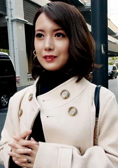 クールビューティーな奥さまはフル勃起乳首を見せつける