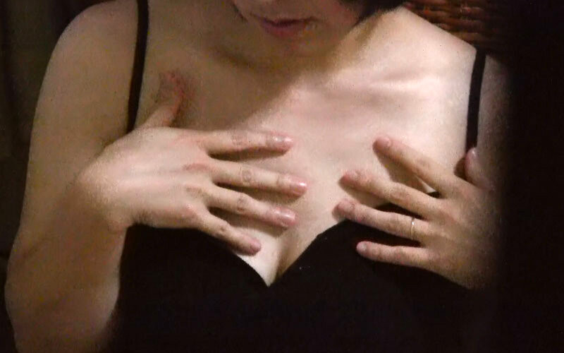 母の下着に興味がある息子が隠し撮りした着替え映像 13枚目