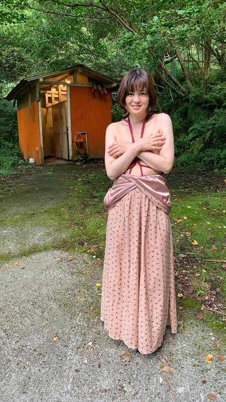 野外で発情する、どすけべ人妻 画像1