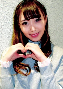 笑顔がステキなスレンダー美女。