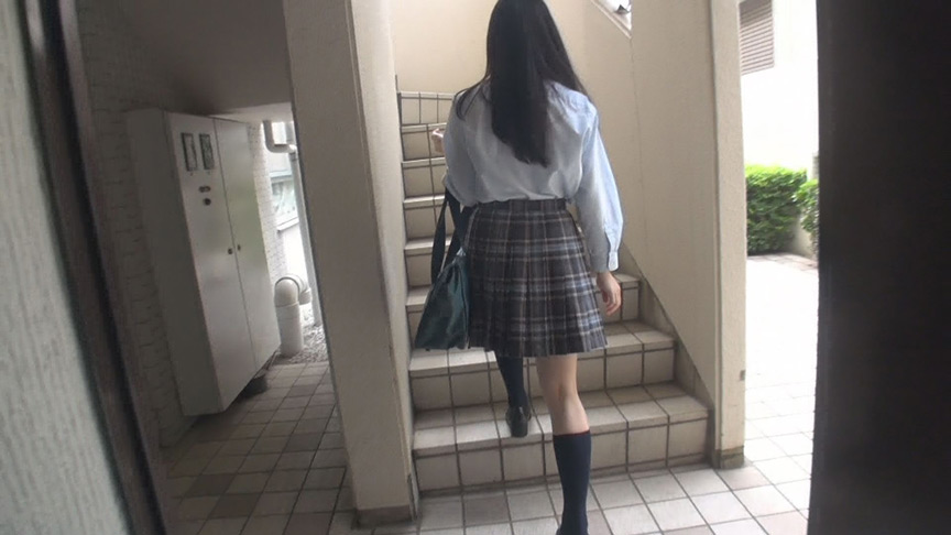 階段女子校生 エロさ漂う制服のスカートパンチラ編 画像1