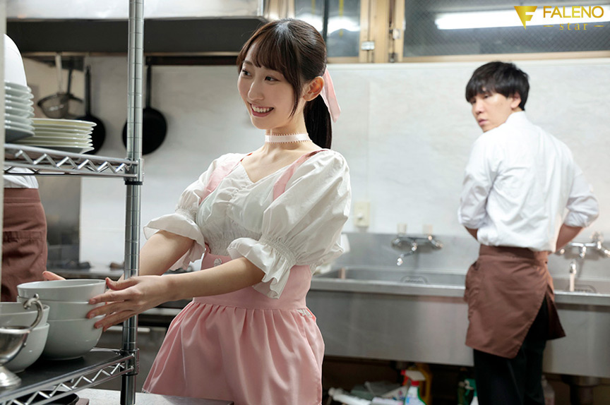 バイト中に彼氏を嫉妬させ仕事中にガン突きSEX 山下紗和 画像1