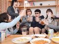 黒ストッキングの同僚OLと王様ゲーム!のサンプル画像1