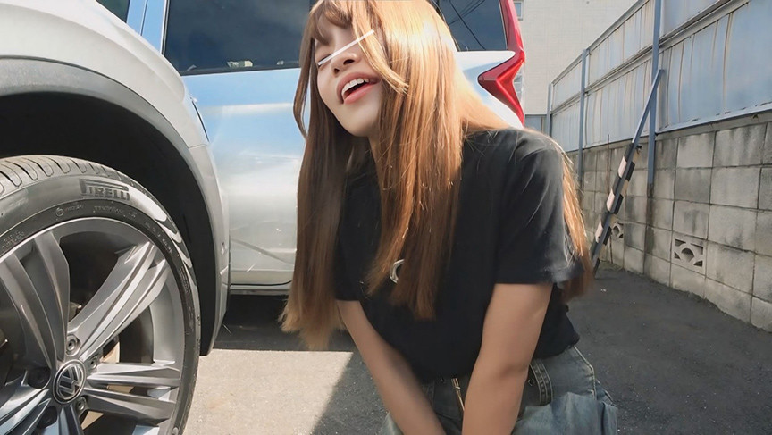 素人娘たちにリモコンバイブを装着させてお散歩開始？ 画像1