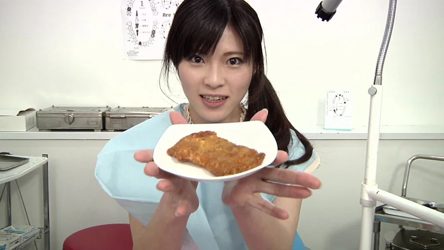 咀嚼フェチ！可愛い女の子がチキンをくちゃくちゃする