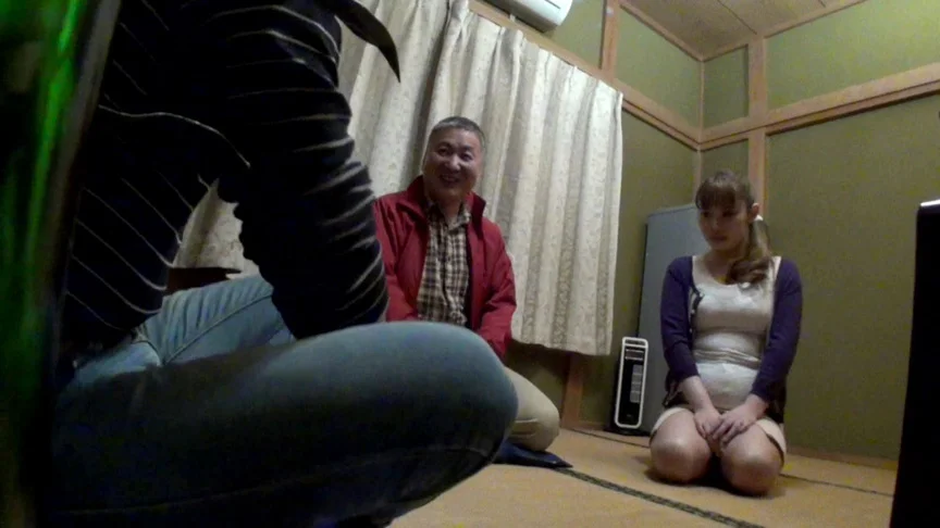 旦那の見てる前で濃厚ザーメンを飲む人妻
