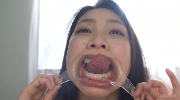 真田美穂出演作品: 歯フェチ！歯観察 美穂の口内