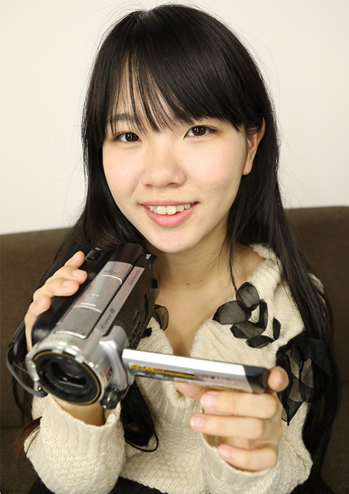 素人娘かなこちゃんの舌・口内自撮り
