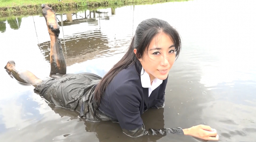 入社式恒例行事で泥だらけ 画像2