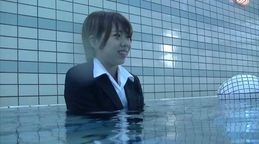 【水中編】新入女子社員の着衣水泳研修（1） 画像1