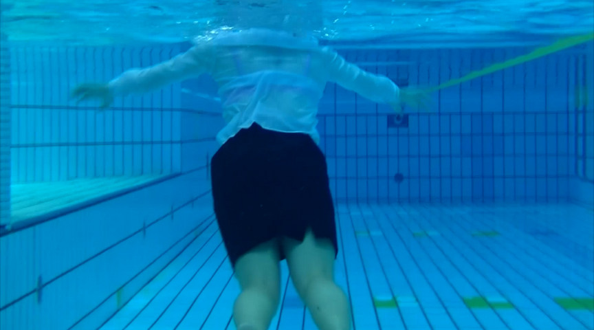 【水中編】新入女子社員の着衣水泳研修（1） 画像4