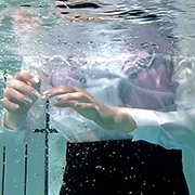 【水中編】新入女子社員の着衣水泳研修（1）