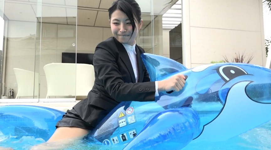 内定式後にプール遊び 画像5