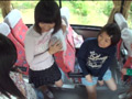 疑う事を知らずレイプ山行きバスに乗り込んだ少女達 サンプル画像1