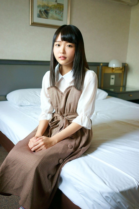 東山想葉 新潟から自ら応募してきた華奢貧乳の処女は脳内ヤリマンの妄想少女でした。 奈緒 18才 サンプル画像