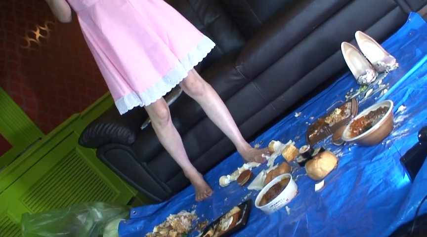 アイドル級美少女の裸足で弁当クラッシュ その1 | DUGAエロ動画データベース