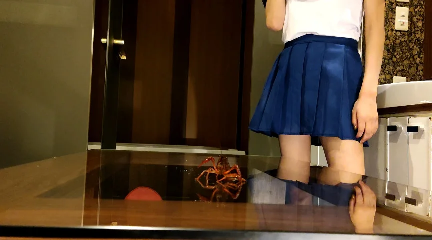 めいちゃんのローファー、ガラステーブルでザリCRUSHー3