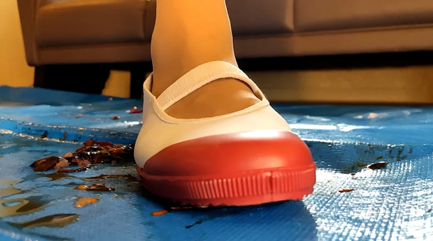 あみちゃんの体操服上履きでザリガニCRUSH