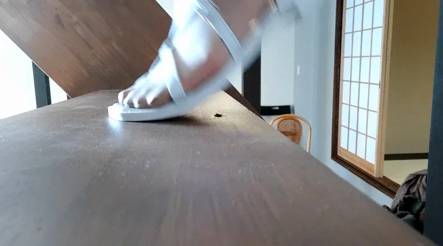 階段で虫けらをゴミのようにサンダルで踏み潰すOLみく
