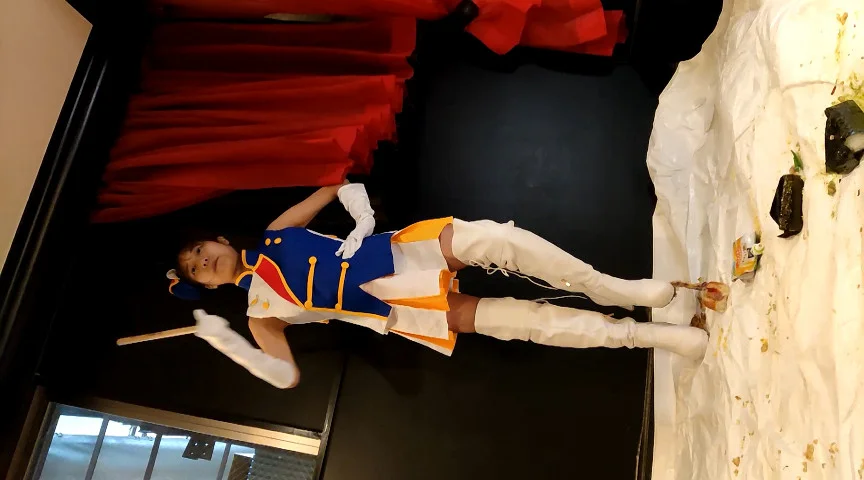 めいちゃんのカラーガードコスプレでフードCRUSH