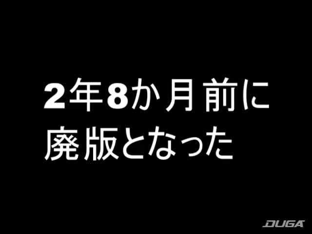 歩道を這うカタツムリが妖精たちのローファー・スニーカーで踏み潰される！