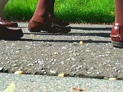 [fumaretai-0007] お嬢様がトンボとカタツムリを踏みにじって歩き去る！のイメージ画像