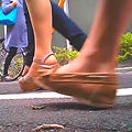 女子大生のサンダルやスニーカーがイモムシを踏み潰す！
