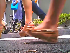 [fumaretai-0024] 女子大生のサンダルやスニーカーがイモムシを踏み潰す！のイメージ画像