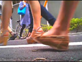 [fumaretai-0024] 女子大生のサンダルやスニーカーがイモムシを踏み潰す！のキャプチャ画像 6