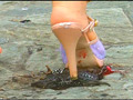 短靴やサンダルでヒキガエルを踏むあどけない女の子！のサンプル画像15