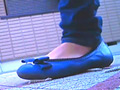 [fumaretai-0030]女子大生が靴底にイモムシを貼りつけて歩き去る！