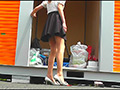 長身スレンダー女性の黒＆白オープントゥヒールがイモリとザリガニを踏む！のサンプル画像3