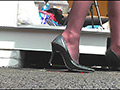 長身スレンダー女性の黒＆白オープントゥヒールがイモリとザリガニを踏む！のサンプル画像11