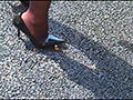 長身スレンダー女性の黒＆白オープントゥヒールがイモリとザリガニを踏む！のサンプル画像13