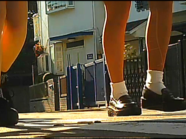 女子大生のヒールやスニーカーがイモムシを踏み潰す！ | DUGAエロ動画データベース