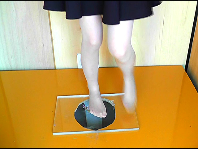 女性のナマ足がヒキガエルとアマガエルを踏み潰す！ | DUGAエロ動画データベース
