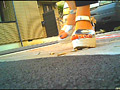 女子大生のパンプス・サンダル・スニーカー・自転車がカタツムリとイモムシを踏み潰す！のサンプル画像2