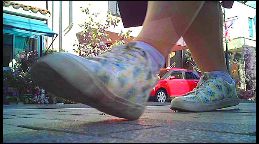 夏の女子大生の足が路上を這うイモムシを無残に踏み潰す | DUGAエロ動画データベース