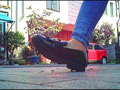 [fumaretai-0048] 夏の女子大生の足が路上を這うイモムシを無残に踏み潰すのキャプチャ画像 2