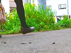 【エロ動画】妖精たちのローファーがコオロギを踏みにじる！のシコれるエロ画像