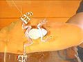 [fumaretai-0060] カエルをグニャリと踏むツキメ様！コオロギ踏みも！のキャプチャ画像 2