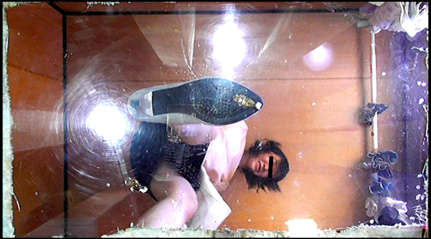普通の女性・小百合さんがザリガニ・ゴキブリ・魚を踏む 画像3
